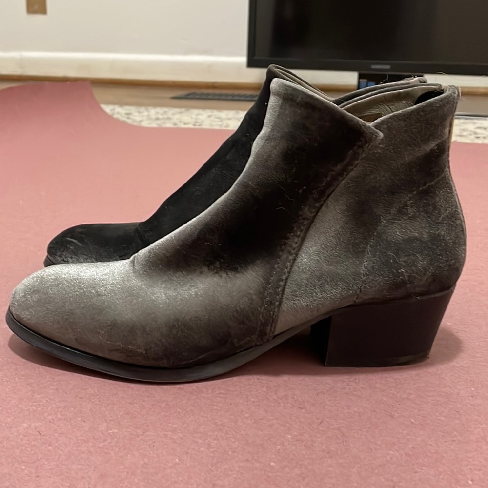 Harry’s of London grey velvet boots womens size 39 / US8